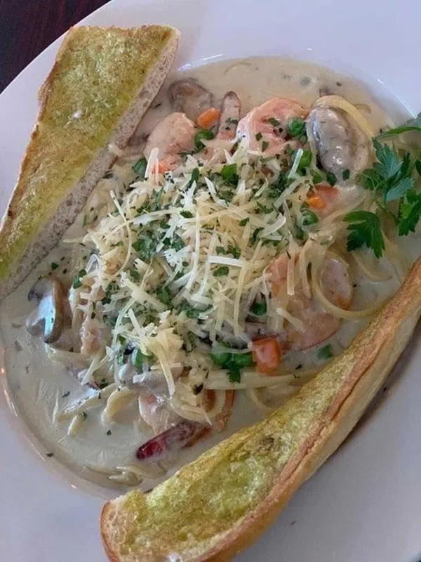 Pasta Con Camarones Y Champinones A La Crema