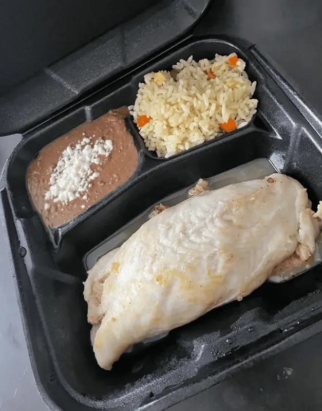 Pescado Relleno De Mariscos Con Su Salsa Favorita