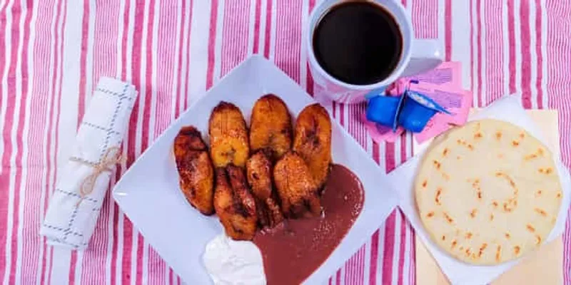 Platanos Fritos/ Crema Y Frijoles