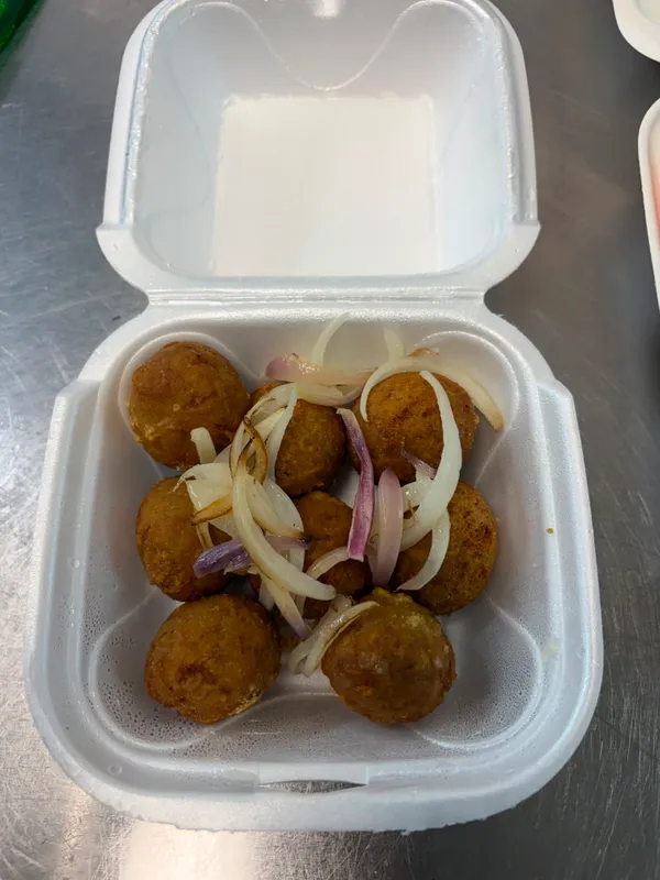 Fish Balls / Croquetas De Pescado Con Tostones Y Ensalada