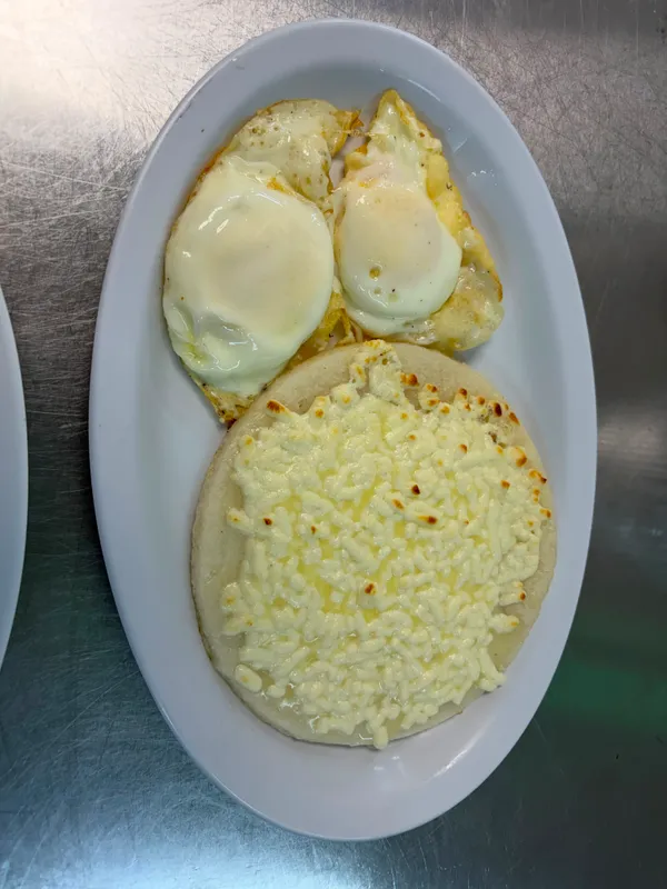 Scrambled Eggs And Corn Cake With Cheese / Huevos Pericos Y Arepa Con Queso