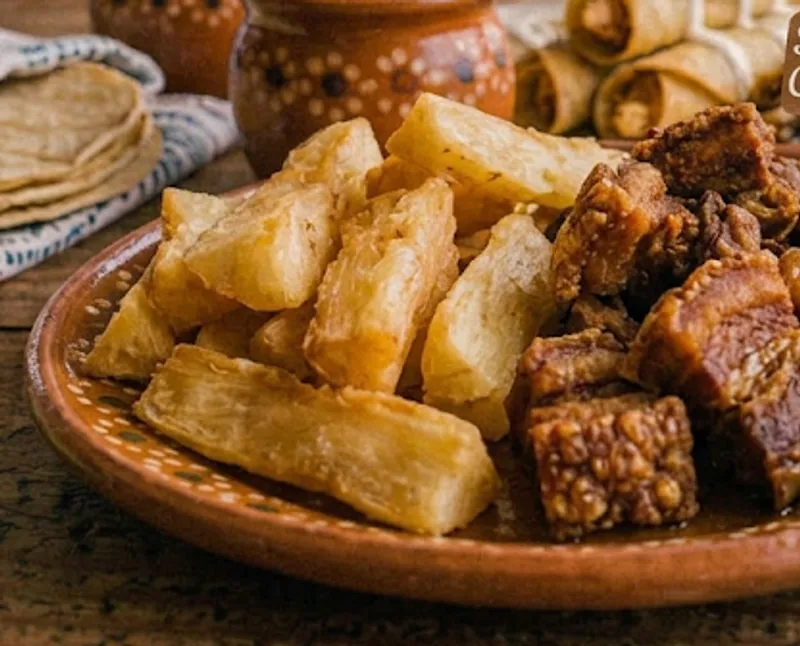 Yuca Frita Con Chicharron