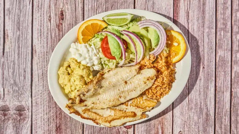 Filete De Pescado Al Mojo De Ajo / Garlic Fish Fillet With Salad