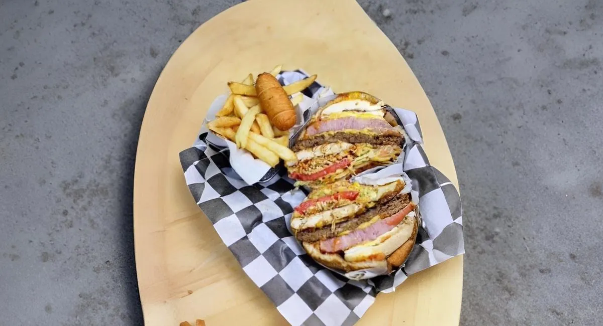 Banner Image of food from a premium restaurant offering fast delivery.3